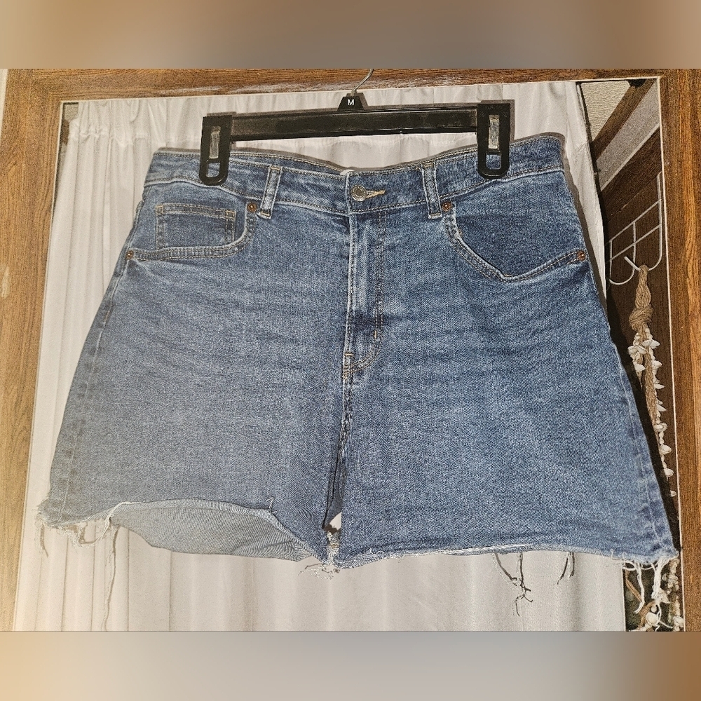 H&M Denim Blue Jeans Shorts Raw Hem With Pockets Medium Wash!